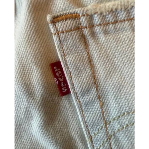 Levi's Jean Shorts Woemns 26 White Denim 5 Pockets Red Tab Cut Off Distressed - Picture 13 of 13